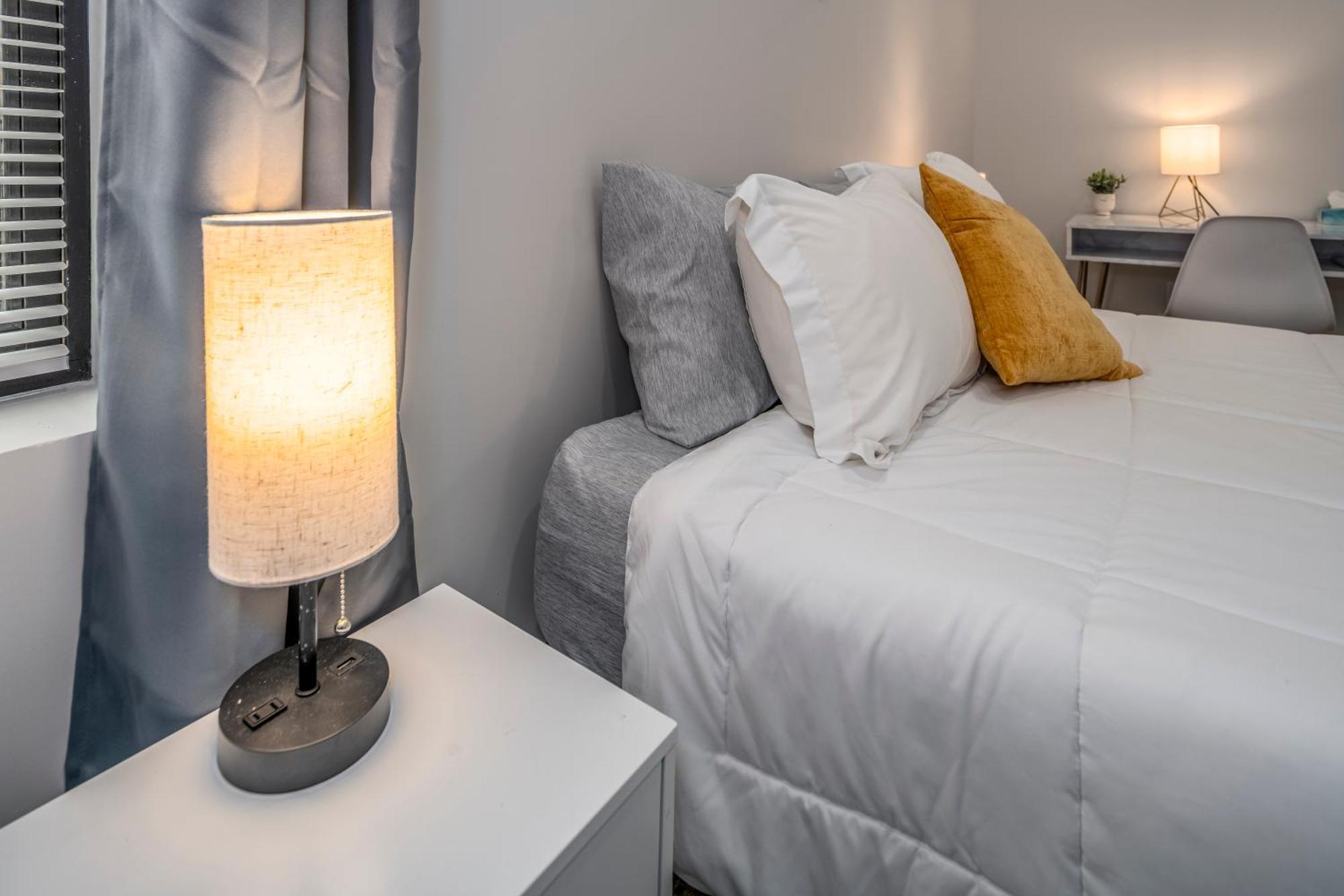 Apartment Prime Otr, 3 Lux Queen Beds, Two 55in Tvs, Steps To Tql, Findlay Market, Light Rail, Fast Wifi *