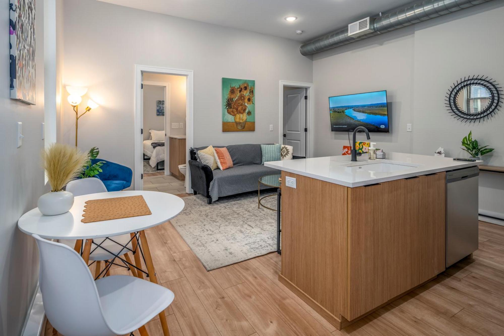 Apartment Prime Otr, 3 Lux Queen Beds, Two 55in Tvs, Steps To Tql, Findlay Market, Light Rail, Fast Wifi Cincinnati