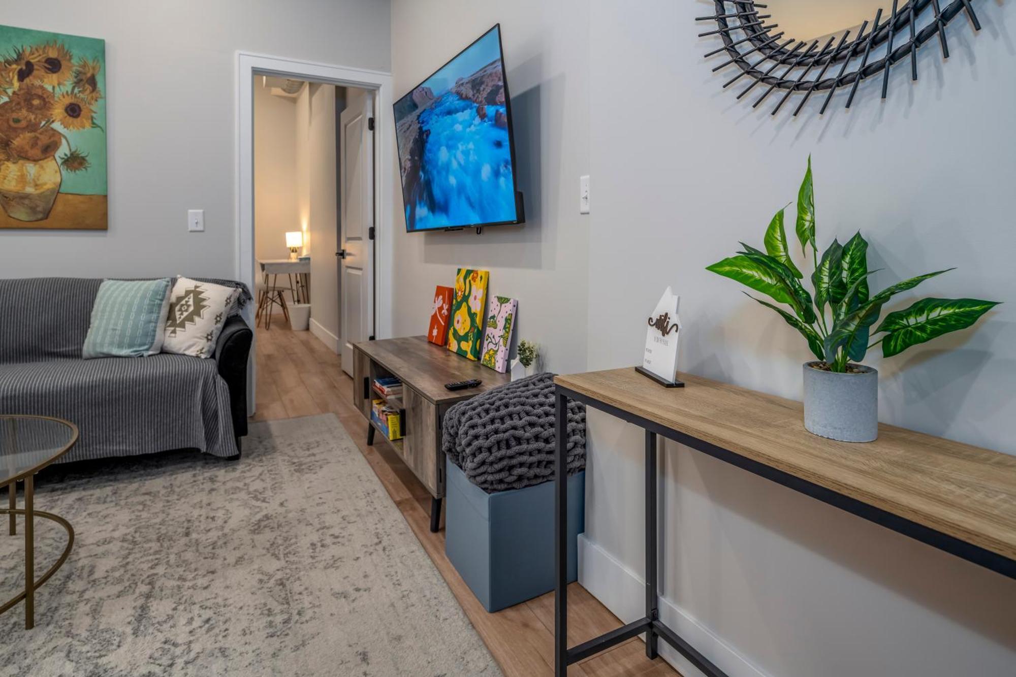 Apartment Prime Otr, 3 Lux Queen Beds, Two 55in Tvs, Steps To Tql, Findlay Market, Light Rail, Fast Wifi *