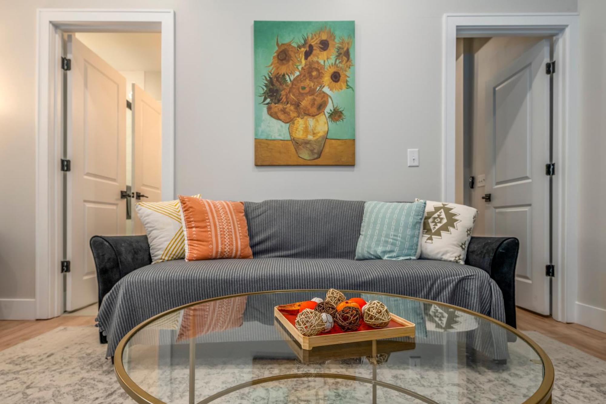 Prime Otr, 3 Lux Queen Beds, Two 55in Tvs, Steps To Tql, Findlay Market, Light Rail, Fast Wifi Apartment *