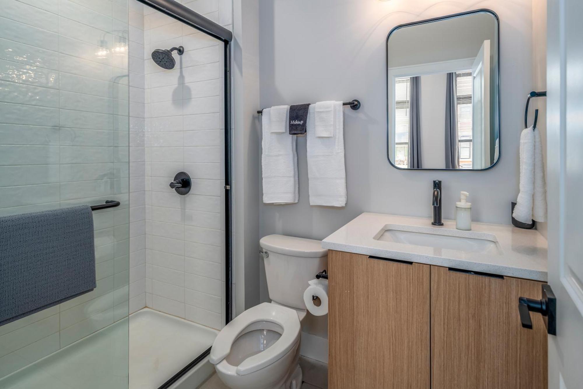 Prime Otr, 3 Lux Queen Beds, Two 55in Tvs, Steps To Tql, Findlay Market, Light Rail, Fast Wifi Cincinnati