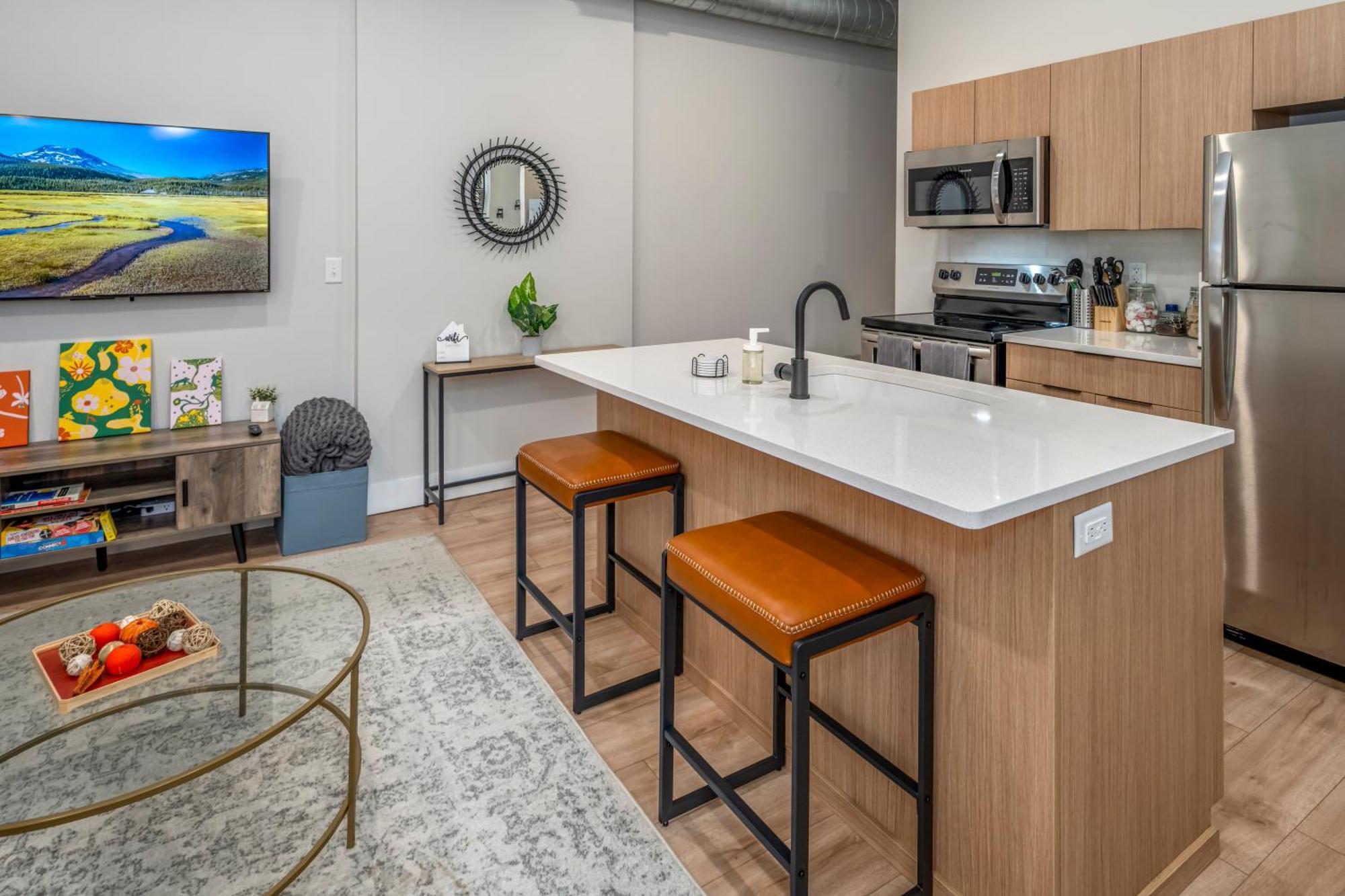 Apartment Prime Otr, 3 Lux Queen Beds, Two 55in Tvs, Steps To Tql, Findlay Market, Light Rail, Fast Wifi