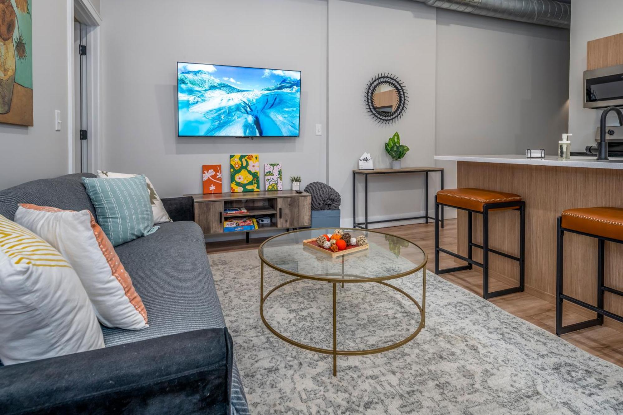 Prime Otr, 3 Lux Queen Beds, Two 55in Tvs, Steps To Tql, Findlay Market, Light Rail, Fast Wifi * Cincinnati