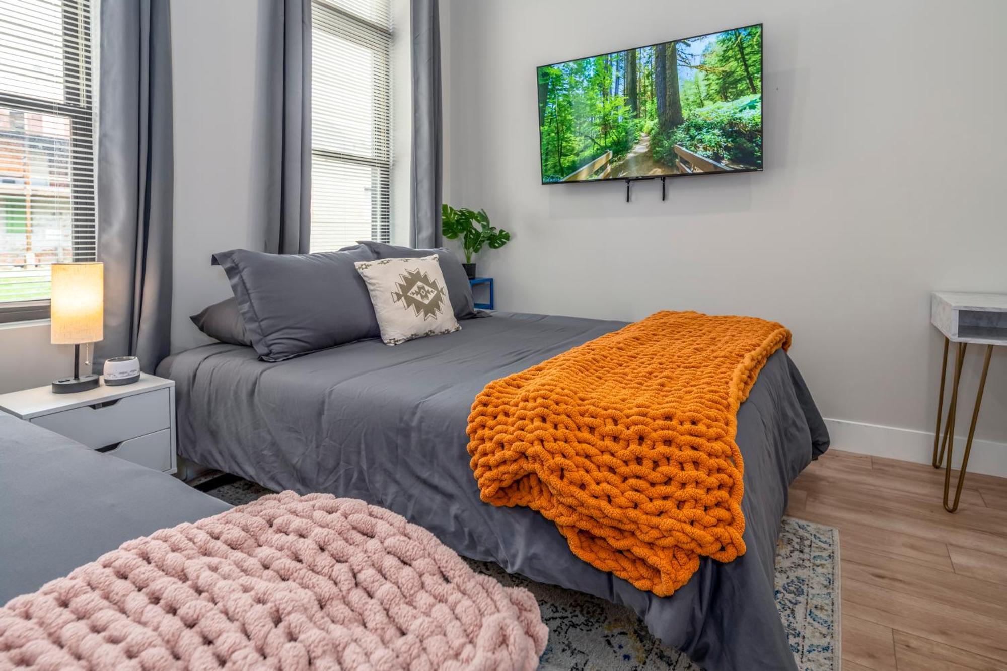Apartment Prime Otr, 3 Lux Queen Beds, Two 55in Tvs, Steps To Tql, Findlay Market, Light Rail, Fast Wifi