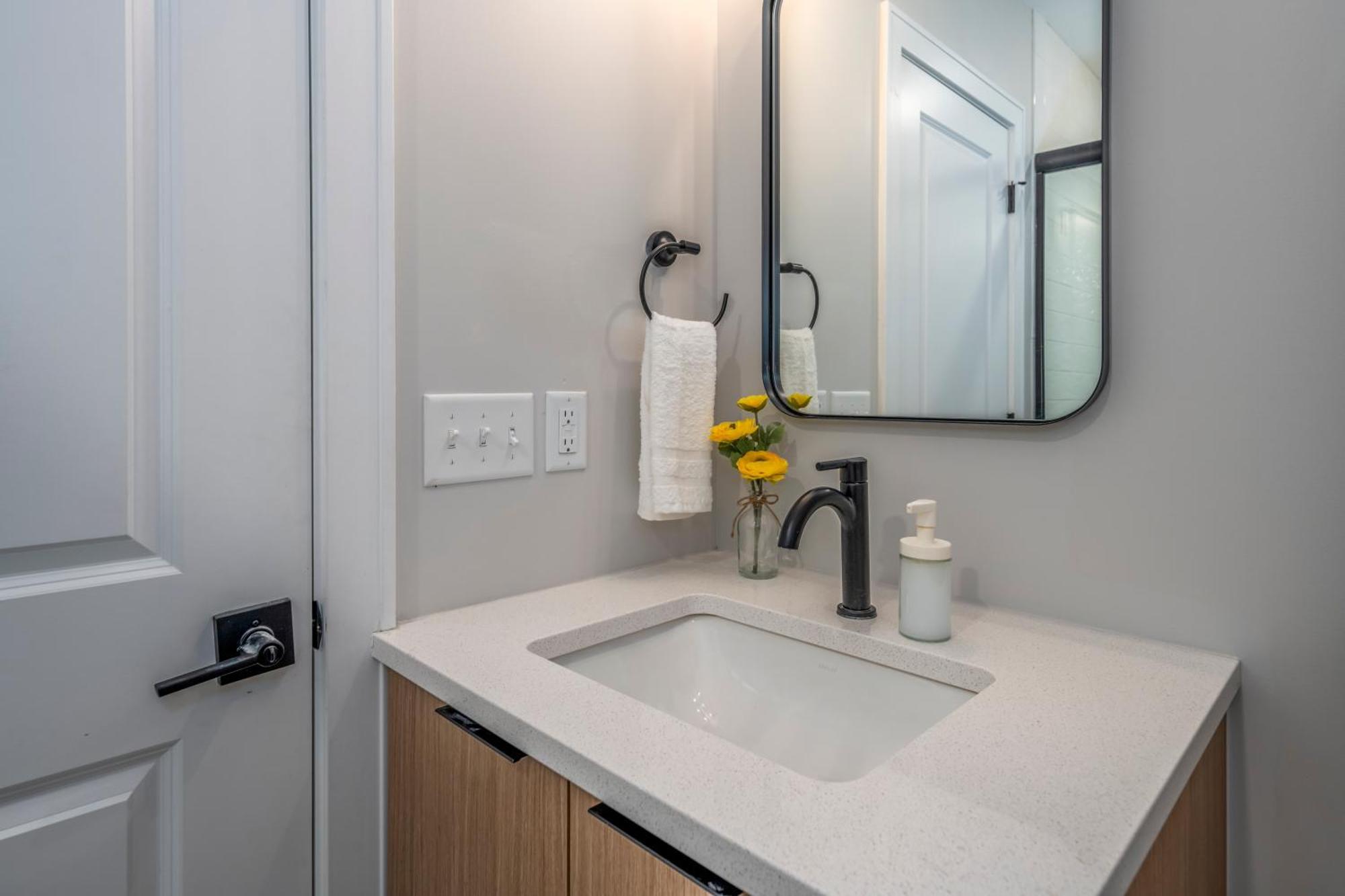 Prime Otr, 3 Lux Queen Beds, Two 55in Tvs, Steps To Tql, Findlay Market, Light Rail, Fast Wifi Apartment *