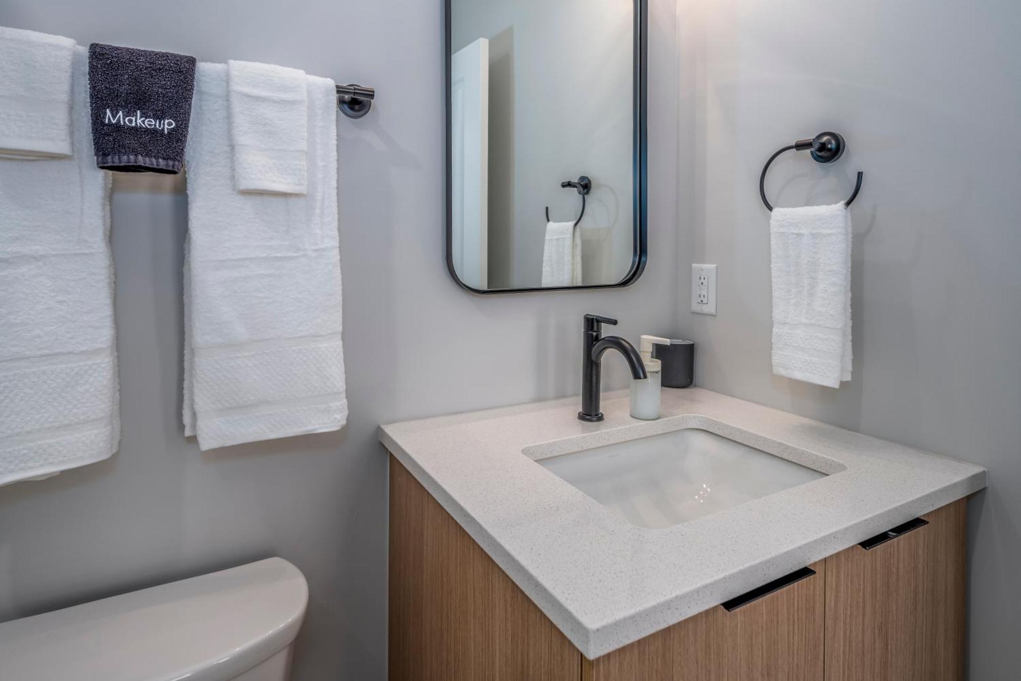 Prime Otr, 3 Lux Queen Beds, Two 55in Tvs, Steps To Tql, Findlay Market, Light Rail, Fast Wifi Apartment Cincinnati