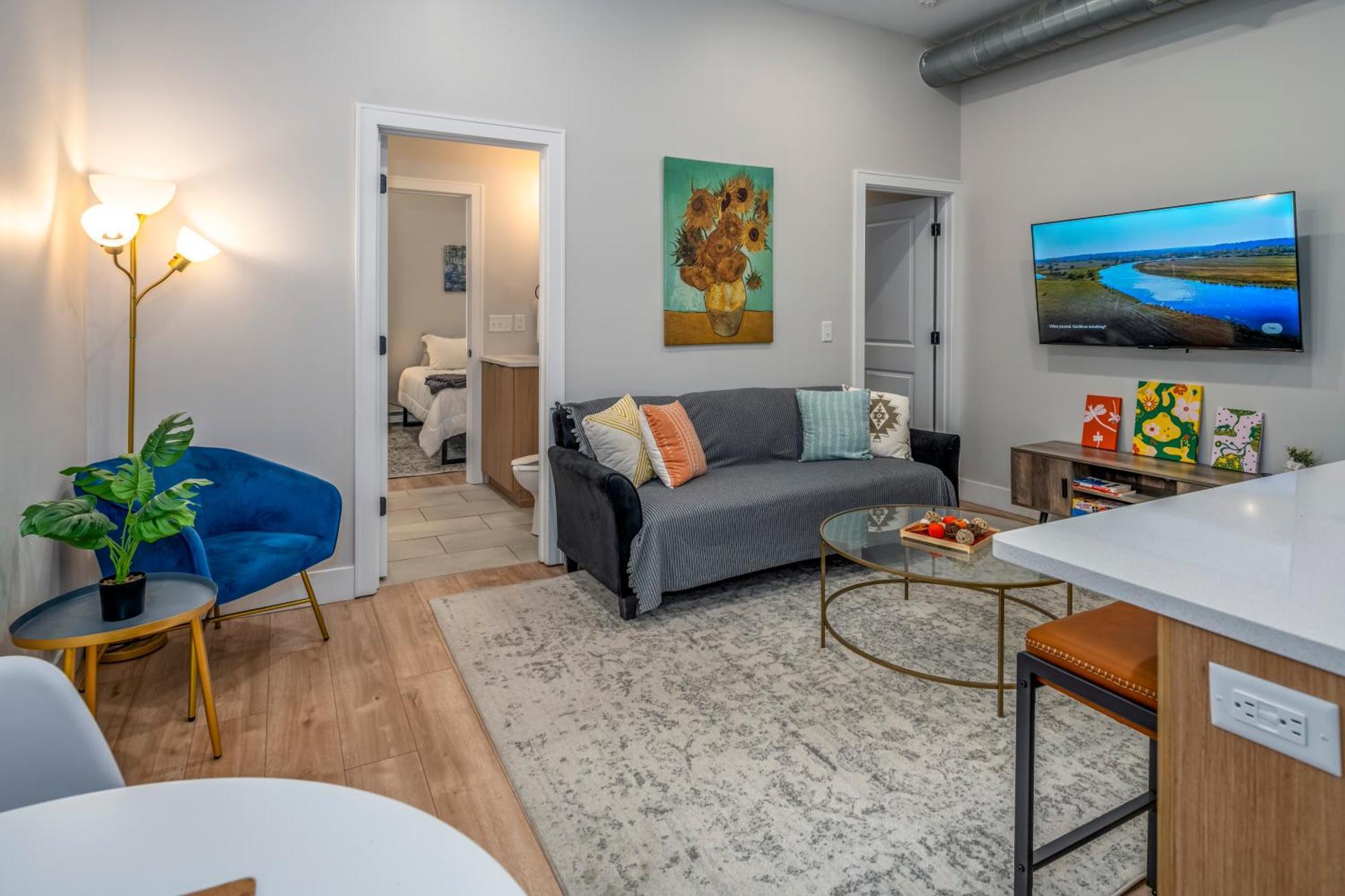 Prime Otr, 3 Lux Queen Beds, Two 55in Tvs, Steps To Tql, Findlay Market, Light Rail, Fast Wifi Apartment