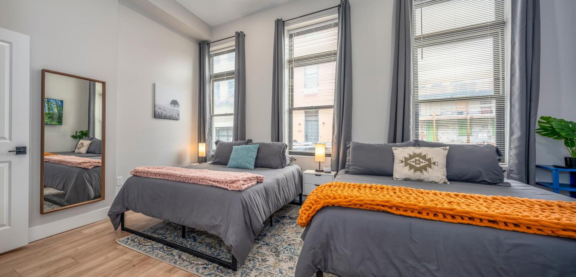 Apartment Prime Otr, 3 Lux Queen Beds, Two 55in Tvs, Steps To Tql, Findlay Market, Light Rail, Fast Wifi